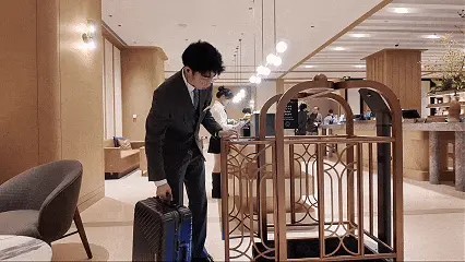 酒店機器人4.jpg 全球首個人形機器人服務員酒店在上海開業