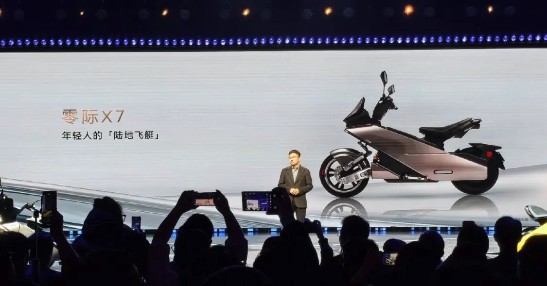 零際X7電摩發布：最高時速90公里，定位“年輕人的陸地飛艇”