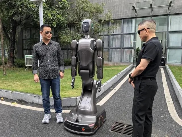 美的機(jī)器人1.jpg