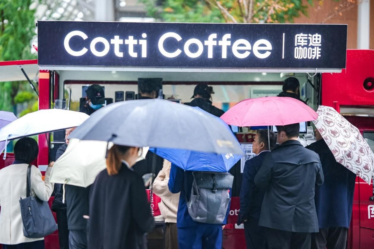 咖啡1.jpg 烏鎮(zhèn)一輛移動咖啡車身后,是庫迪性價(jià)比和多元化的底氣