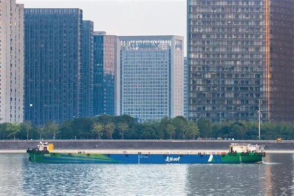 吉利聯合打造！全球首艘醇氫電動集散兩用船“遠醇001”號首航