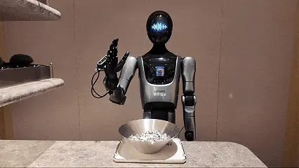 酒店機器人3.jpg 全球首個人形機器人服務員酒店在上海開業