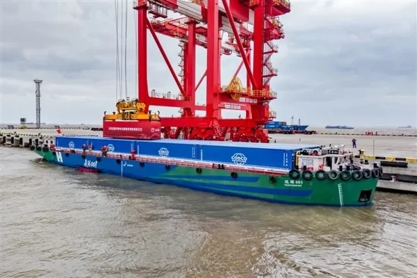 吉利聯(lián)合打造！全球首艘醇氫電動集散兩用船“遠醇001”號首航