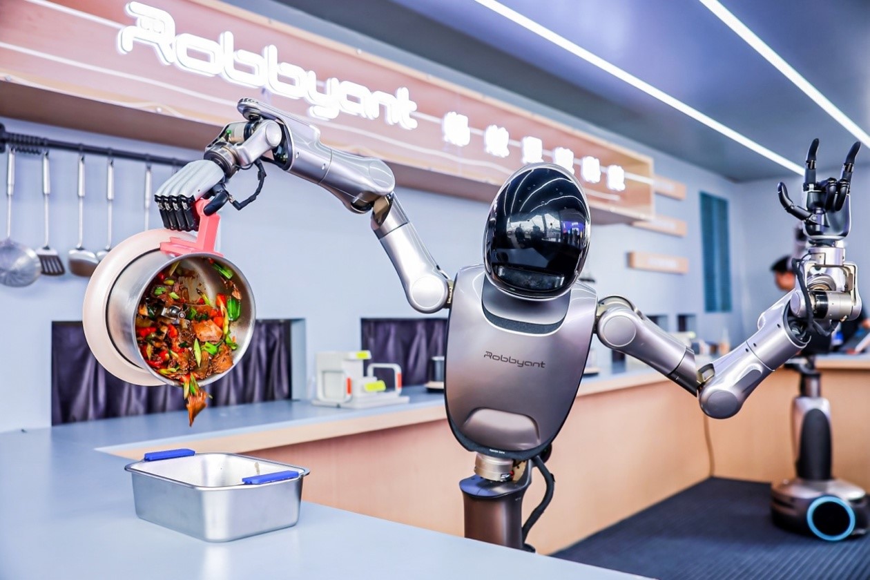 螞蟻集團旗下靈波科技推出首款R1服務人形機器人，已投入試點