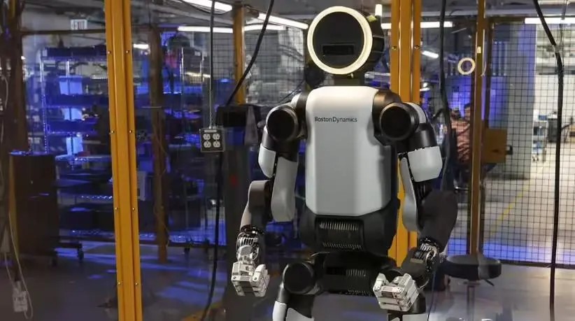 波士顿动力CES 2026发布Atlas人形机器人量产版本，首先发货现代汽车和谷歌DeepMind